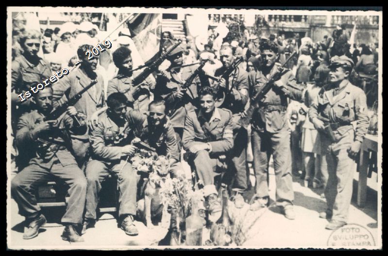 Borgone Susa, ultimi giorni dell'aprile 1945. In posa una parte del distaccamento di partigiani sovietici che ha combattuto nella 42ª Brigata della 3ª Divisione Garibaldi. Tra loro il comandante della brigata, Alessandro Ciamei (Falco, ultimo seduto sulla destra)